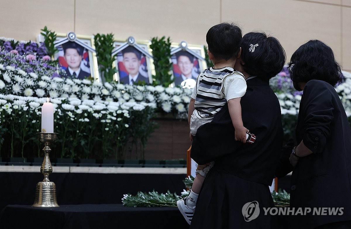 3살 아들 "아빠아빠"…눈물바다 된 초계기 순직 합동분향소(종합)