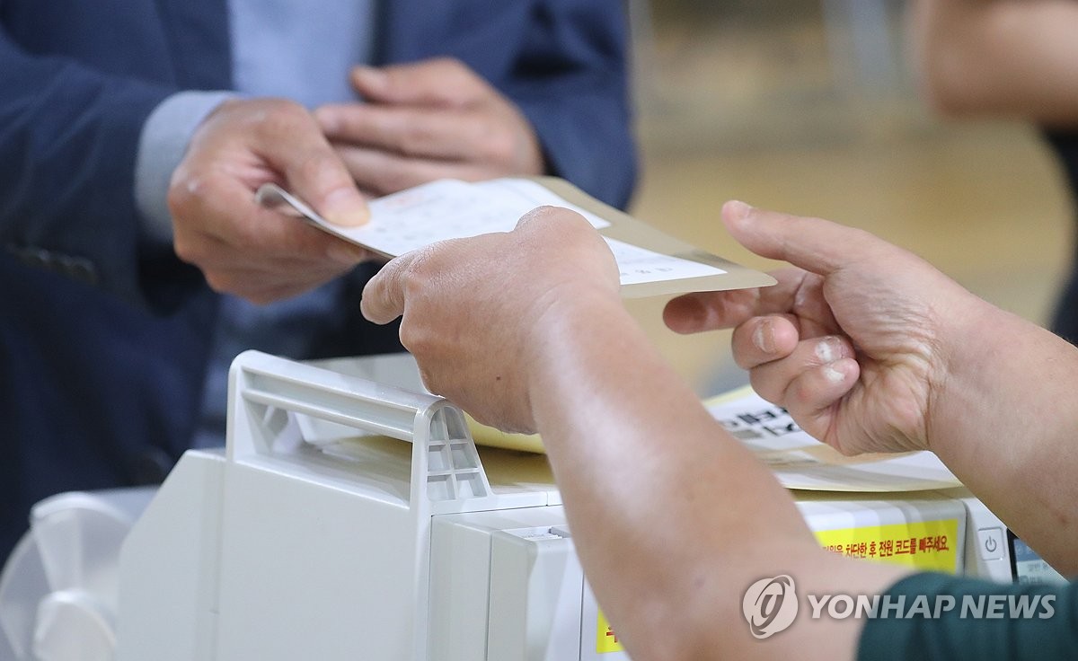 경찰, 회송용 봉투서 발견된 기표용지 