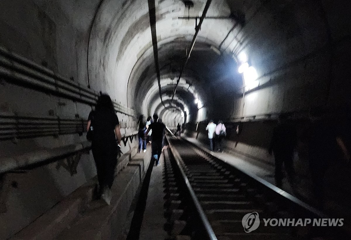 [속보] 지하철 5호선 내부서 방화…승객들 터널 통해 대피 완료