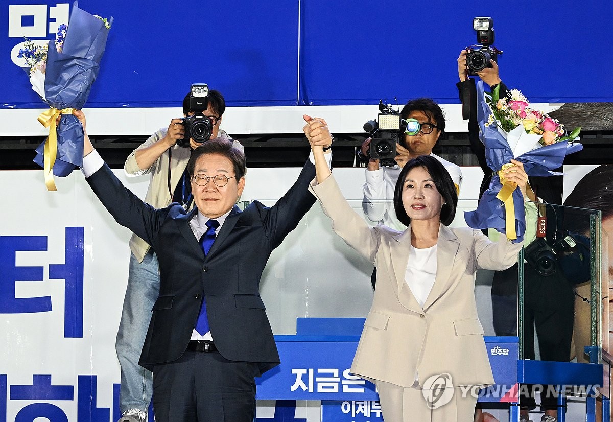 시민들 향해 인사하는 이재명 후보 내외