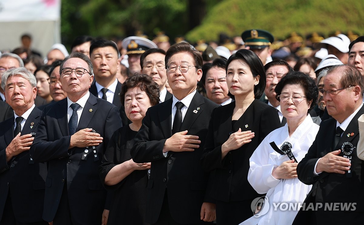 이재명 대통령 부부, 현충일 추념식 국민의례