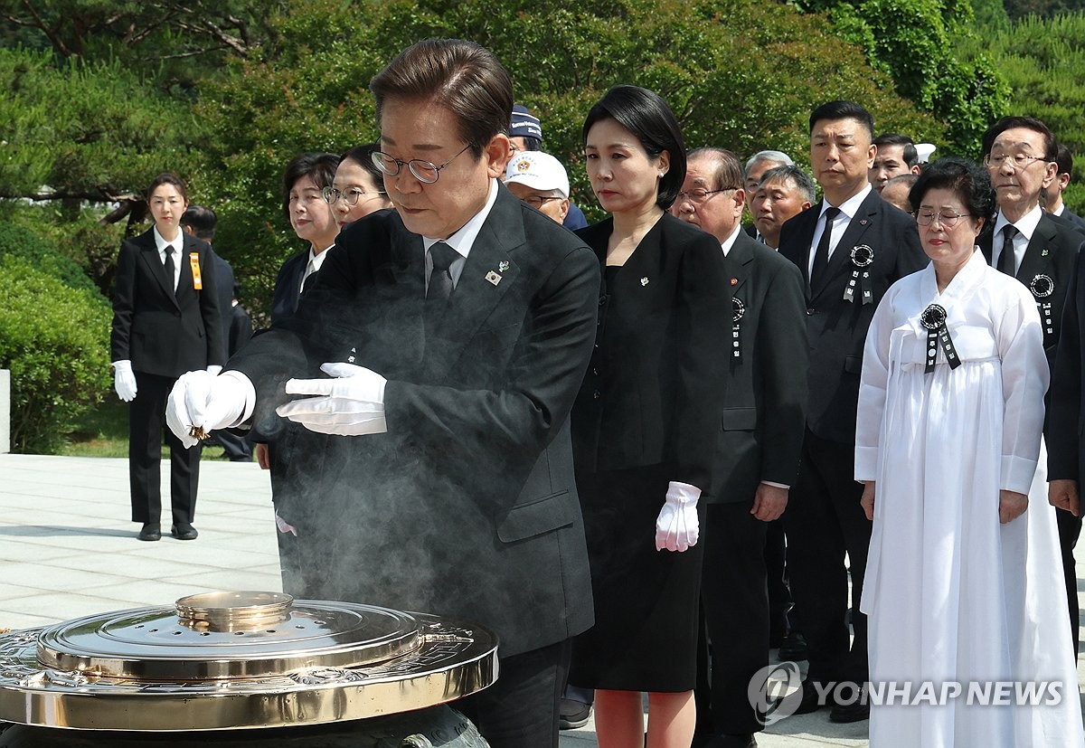 현충탑 참배하는 이재명 대통령