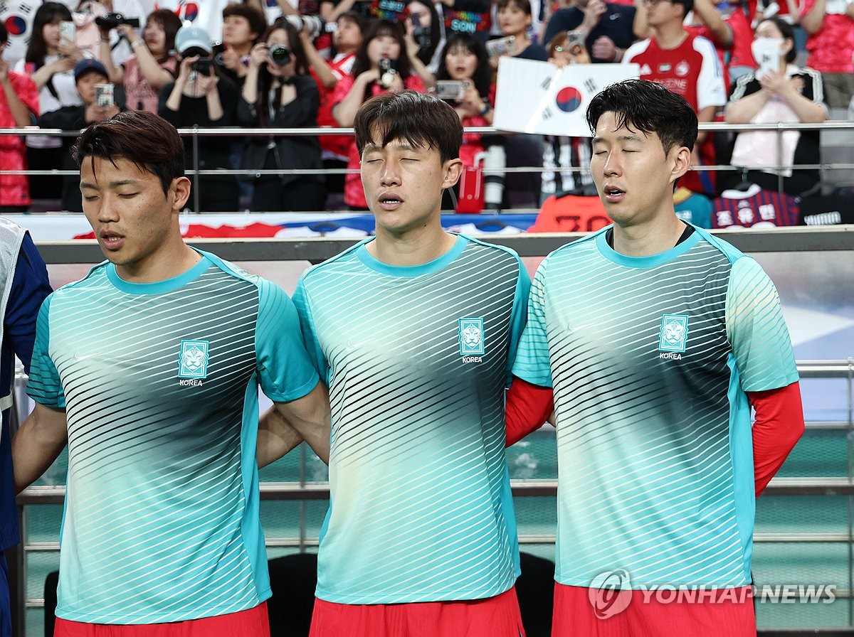 애국가 부르는 손흥민-이재성-황희찬