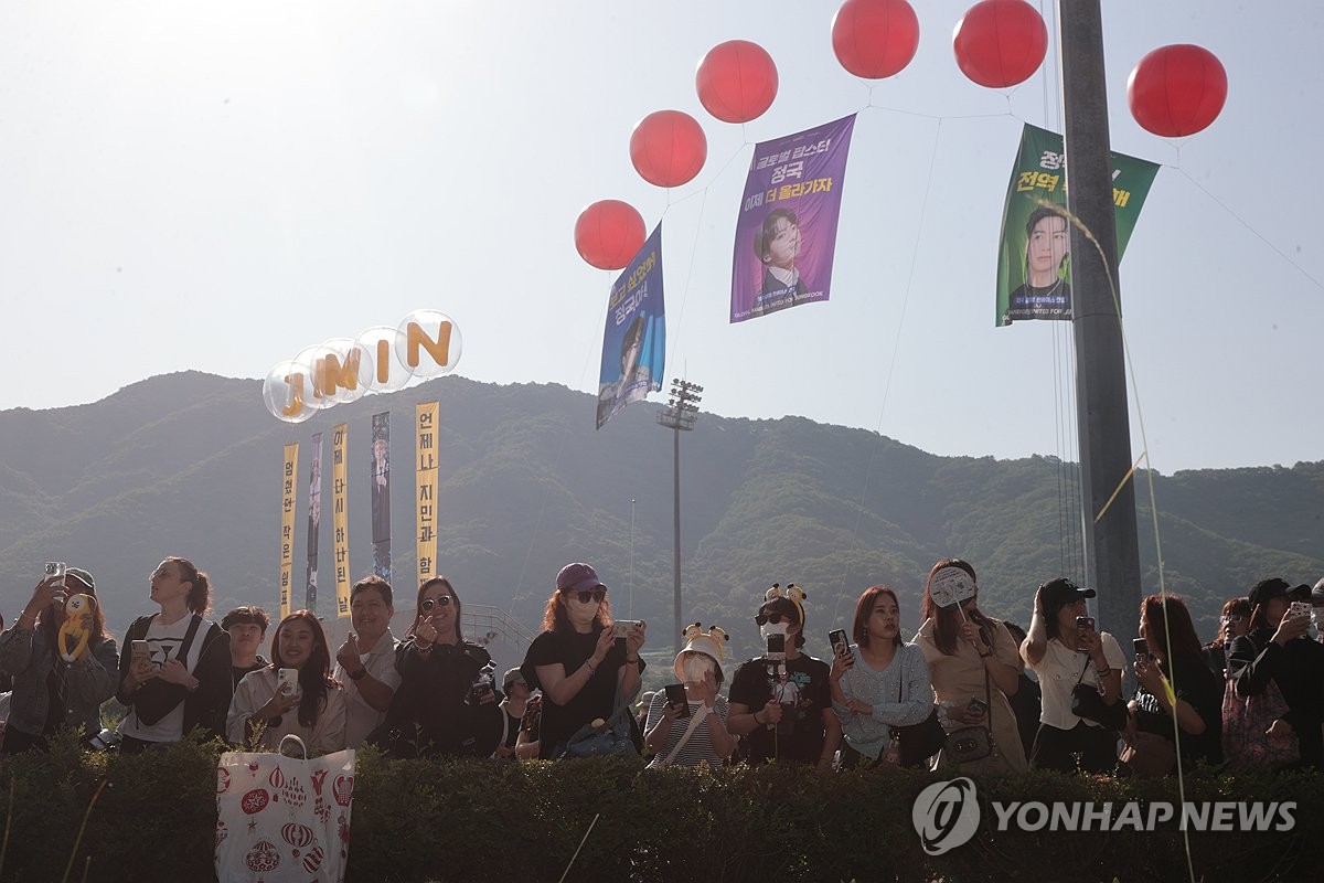 Los fans de BTS esperan la llegada de Jimin y Jungkook, para una breve ceremonia en una instalación deportiva pública en la comarca de Yeoncheon, alrededor de 60 kilómetros al norte de Seúl, el 11 de junio de 2025, para conmemorar su licenciamiento del Ejército surcoreano.