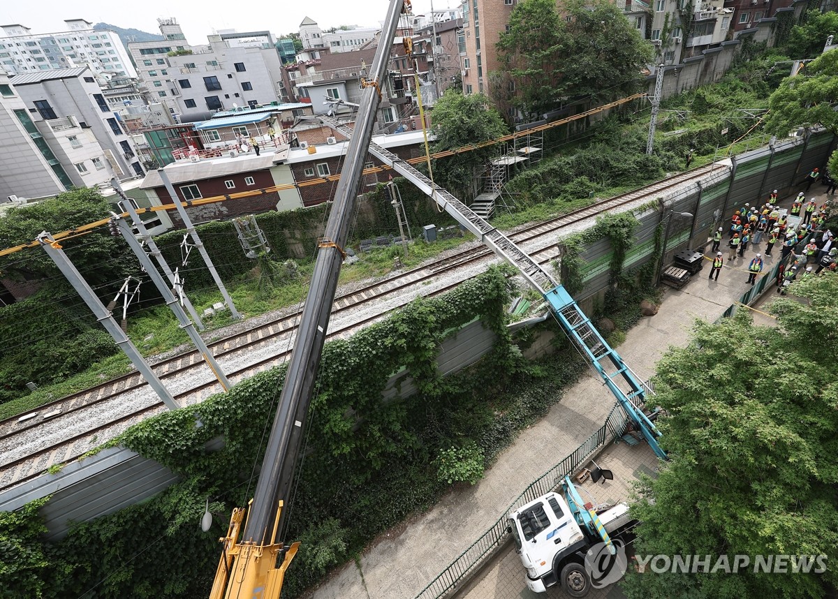 高所作業車　線路上に転倒