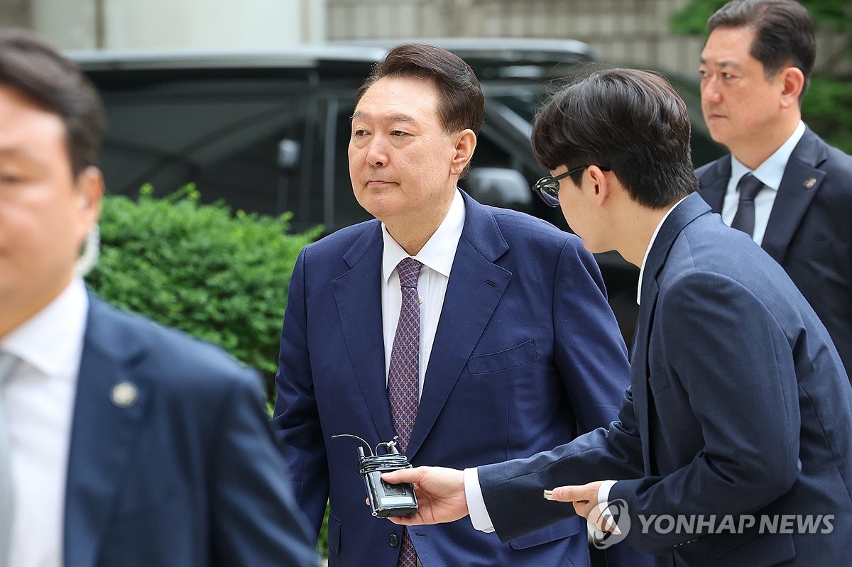 尹, 3차 소환도 불응…경찰 "내란특검과 체포영장 협의 중"