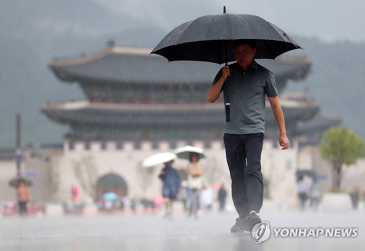 무더위 속 곳곳 소나기…낮 최고 34도
