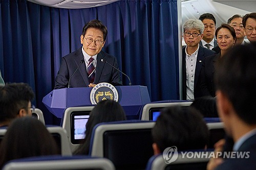  Lee to hold 1st formal press conference this week