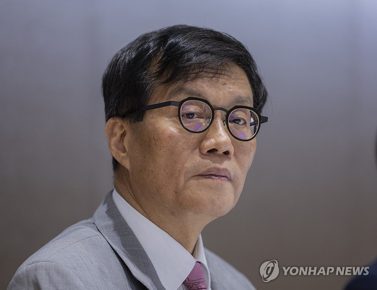 한은 금리 결정 앞두고 원/달러 2.0원 내린 1,37…