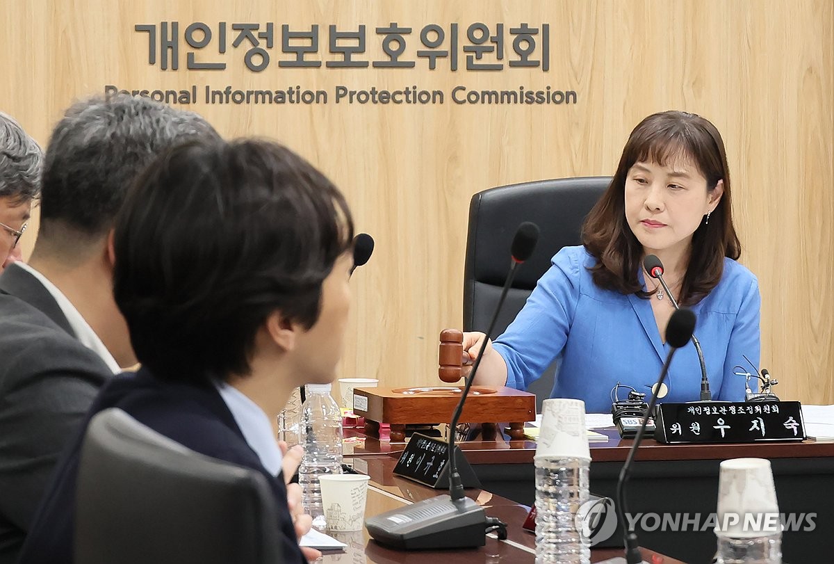 의사봉 두드리는 우지숙 위원