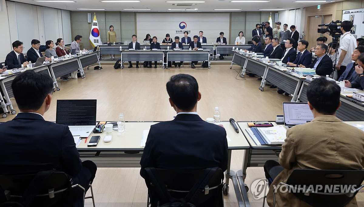 방통위, 업무보고 재개…"미흡함 사과·새 정부 철학에 …
