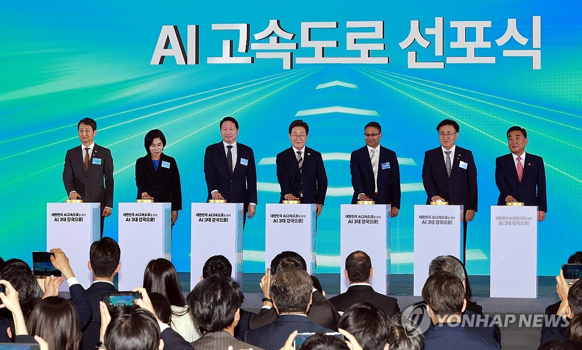 "AI에 기업 생존 달려"…SK, AI 앞세워 4차 