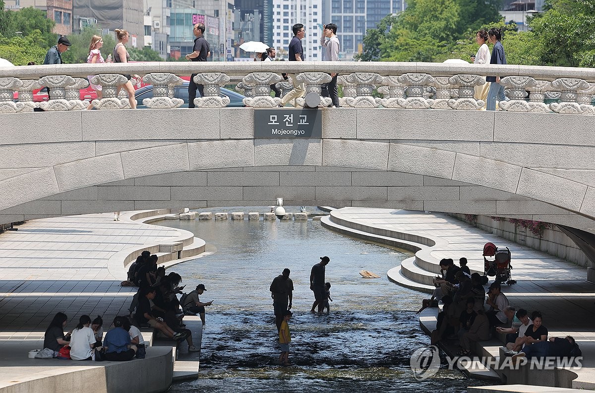"시끄러워 못 살아" 민원에…청계천 버스킹 구역 확 줄인다