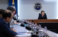李대통령, 첫 수보회의서 경제·안보 점검…사법개혁도 보고받아