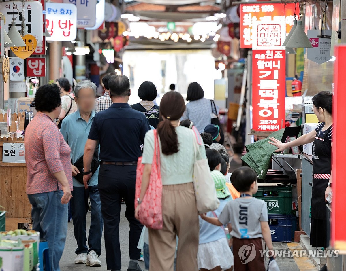 Card spending rises in Q2 on improved consumer sentiment: data