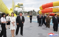 N.K. leader's wife makes 1st public appearance in 1 1/2 yrs, with Gucci handbag