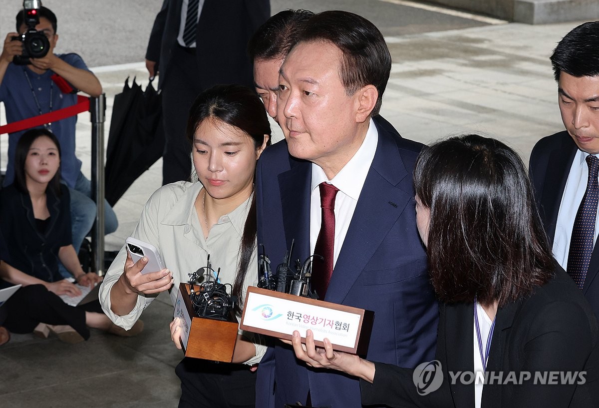 [속보] 내란특검 "尹, 조사실 입실하지 않고 있어…출…