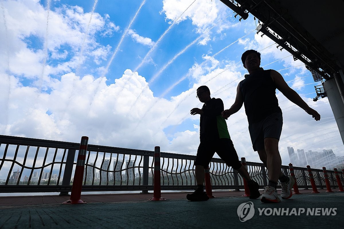 숨 막히는 더위 견디려면…"아이스커피·맥주 대신 물드세…