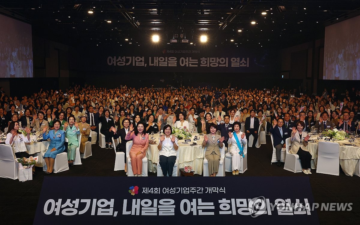 김혜경 여사, 여성기업주간 개막식 참석…"위기 극복 앞…