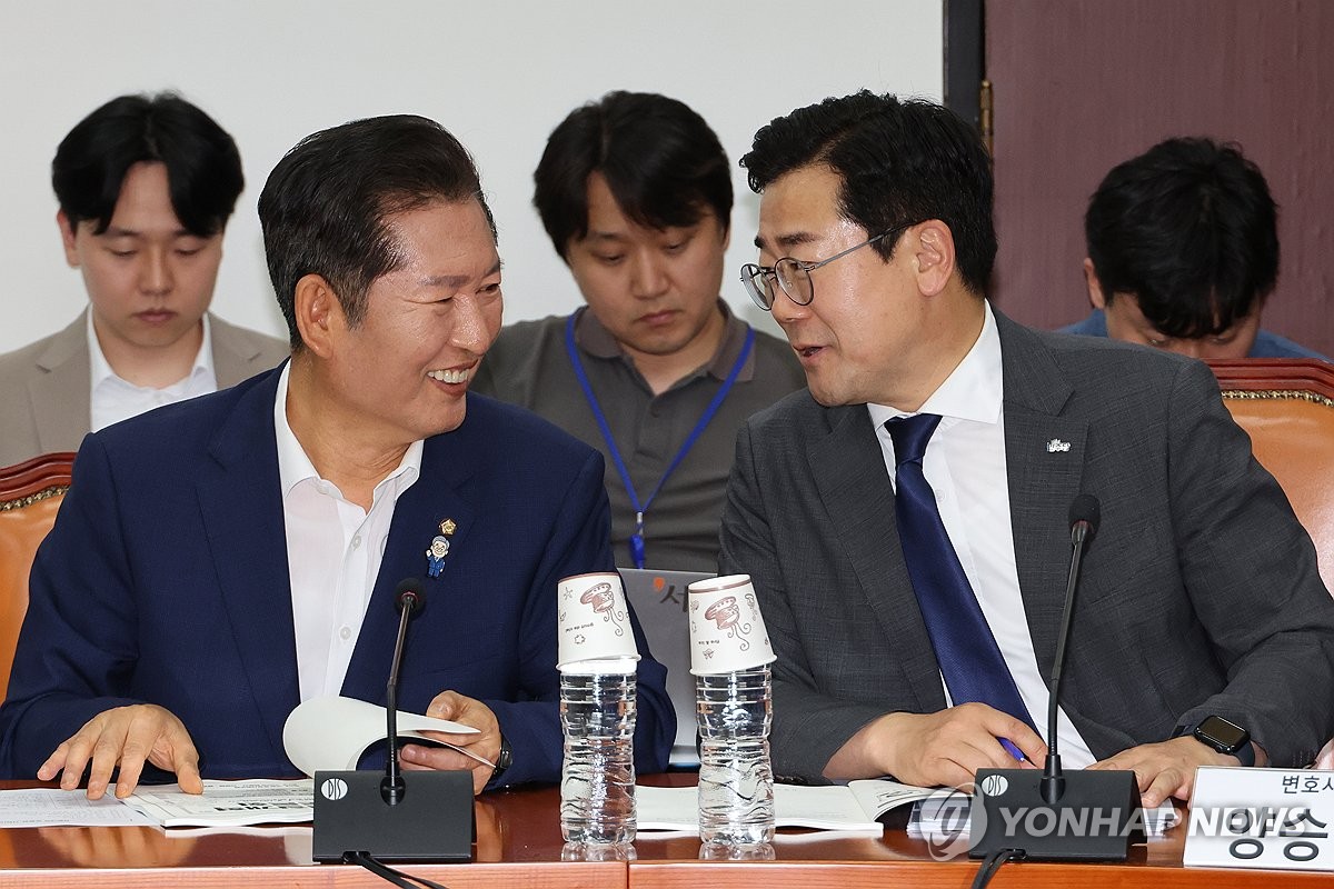 정청래 "개혁입법 추진" 박찬대 "통합 당대표"…지역 당심 구애