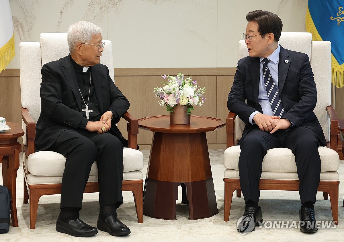 李대통령 "2027 방한 교황 방북도"…유흥식 "한반도 평화 느낌"(종합)