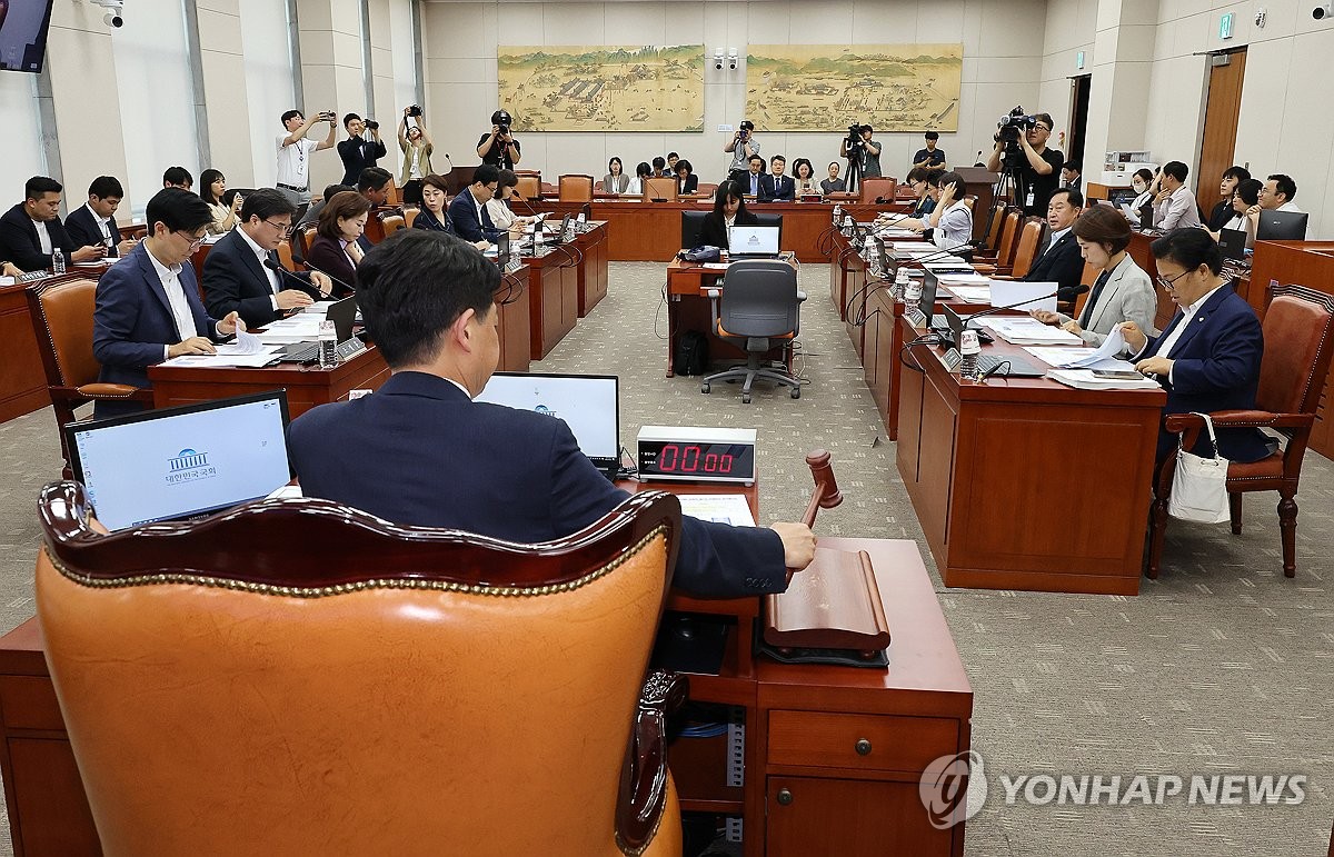 국회 교육위, '고교무상교육 국비지원 3년 연장' 의결…