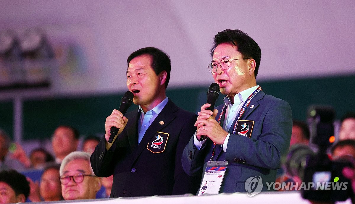지난 8일 양진방 대한태권도협회장(왼쪽)과 육동한 춘천시장 개막선언