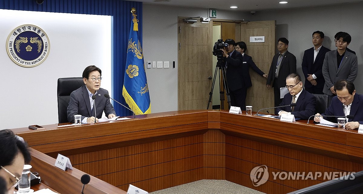 3차 수석·보좌관 회의, 발언하는 이재명 대통령