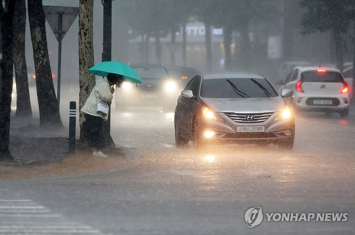 '물 폭탄' 맞은 충청에 밤에 또 호우…오늘만 50∼1…
