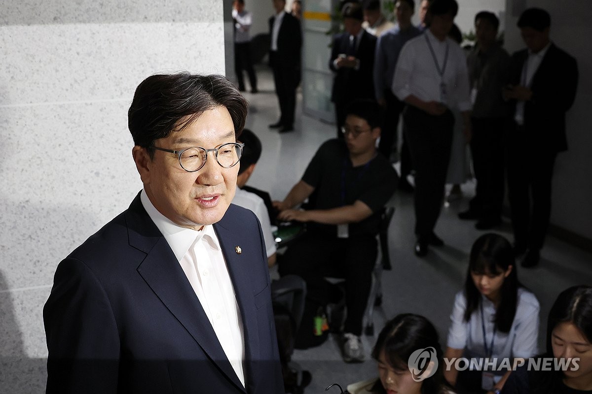 취재진 앞 압수수색 관련 발언하는 권성동 의원