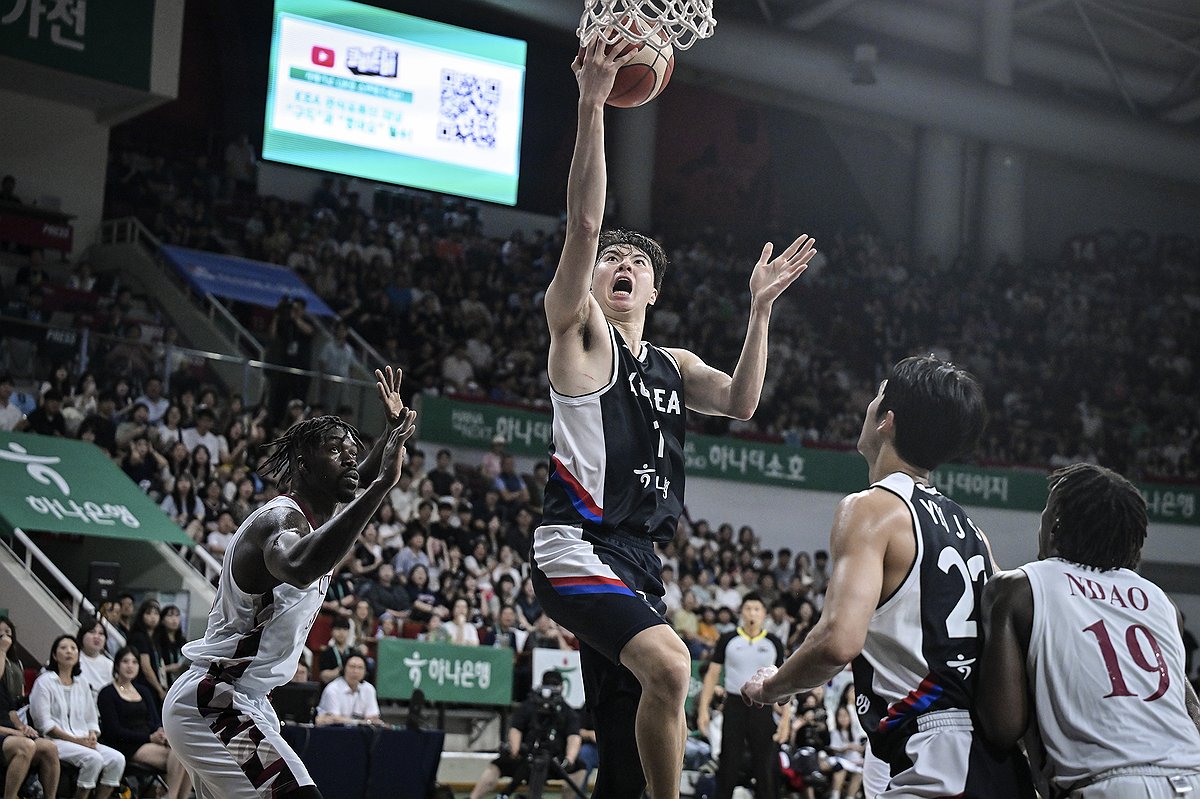 한국 이현중의 레이업 슛!