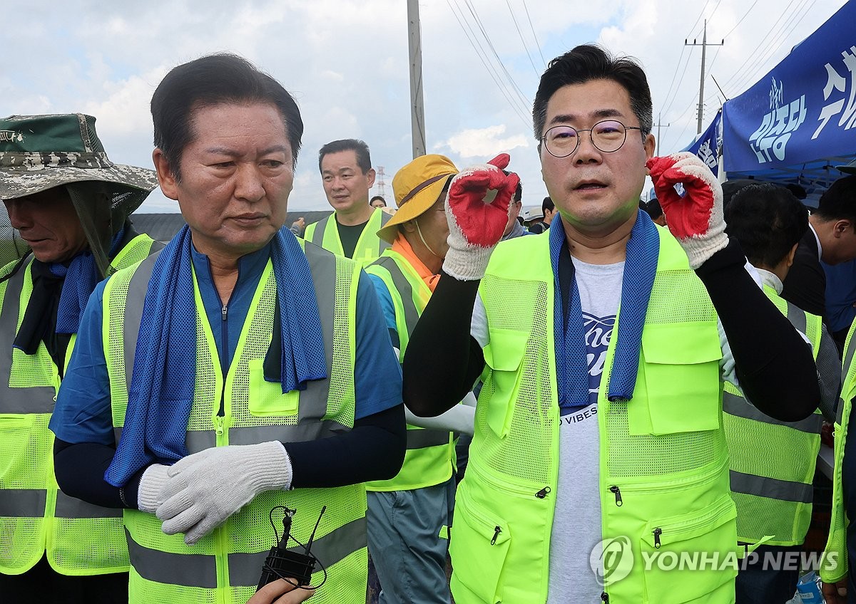 與당권주자들, 연일 수해지역 방문…유세 대신 봉사 집중