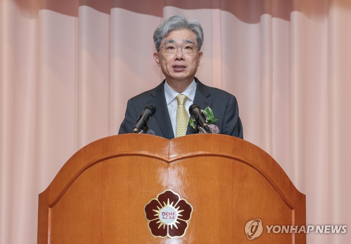 헌재소장 "국민 신뢰 더 굳건히…눈높이 맞추고 쉽게 알려야"
