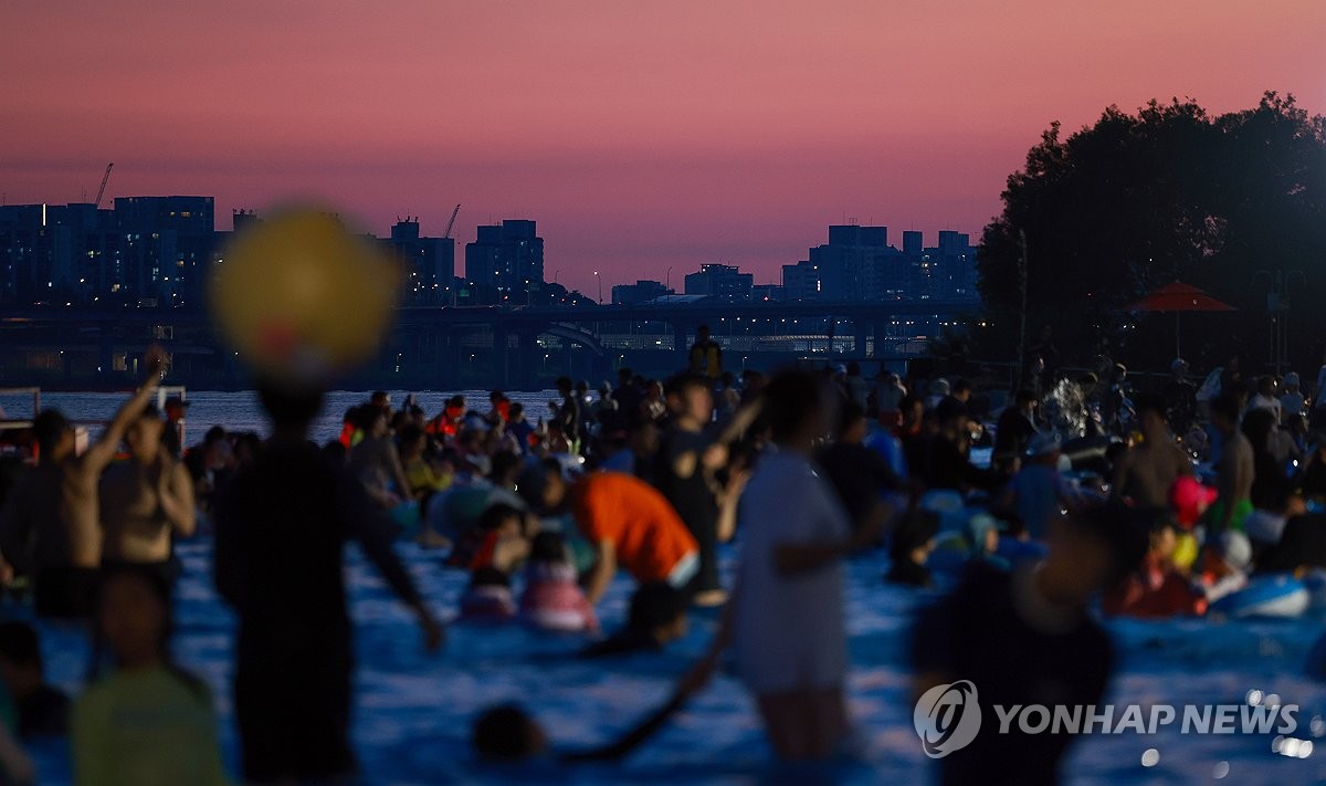무더위로 전국이 몸살…곳곳서 관측 이래 최고 기온 경신