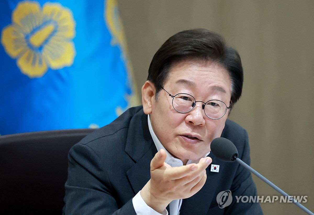 이재명 대통령이 29일 서울 용산 대통령실에서 열린 국무회의에서 김영훈 고용노동부 장관에게 산업재해 사망사고와 관련해 질문을 하고 있다