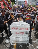 Rally against imports of American-grown apples