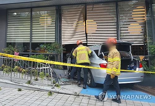 친인척 7명 사상 승용차 돌진 사고…국과수 %22가속페달 밟아%22