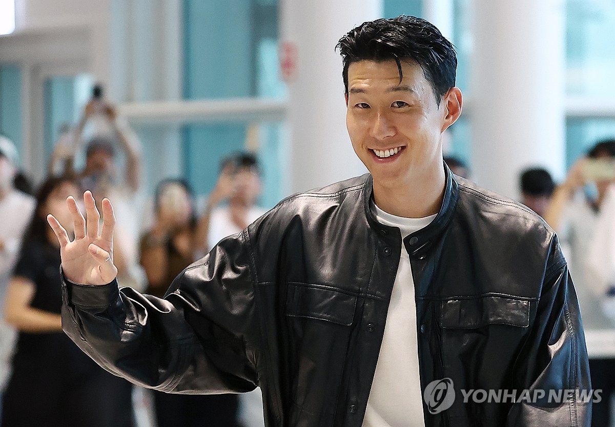 손흥민, 시원하게 웃으며 200명 사인해주고 LA로 출국