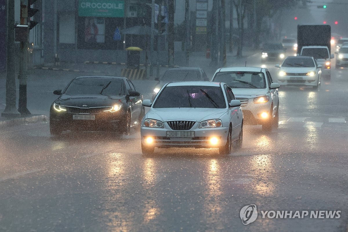 장마가 돌아왔다…남부지방·제주 