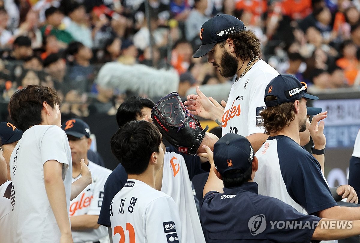 한화 폰세, 개막 15연승·최소경기 200K·규정 이닝 모두 달성(종합)