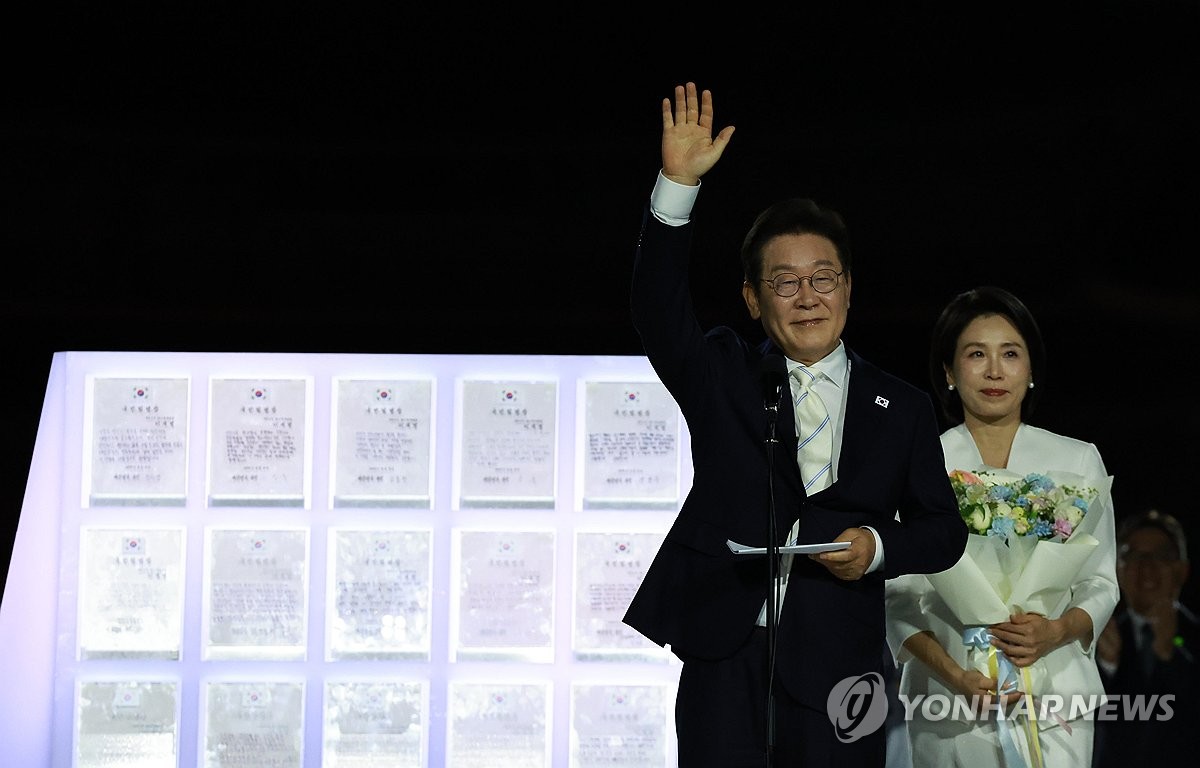 이재명 대통령 부부, '빛의 임명장' 수여한 국민께 감사