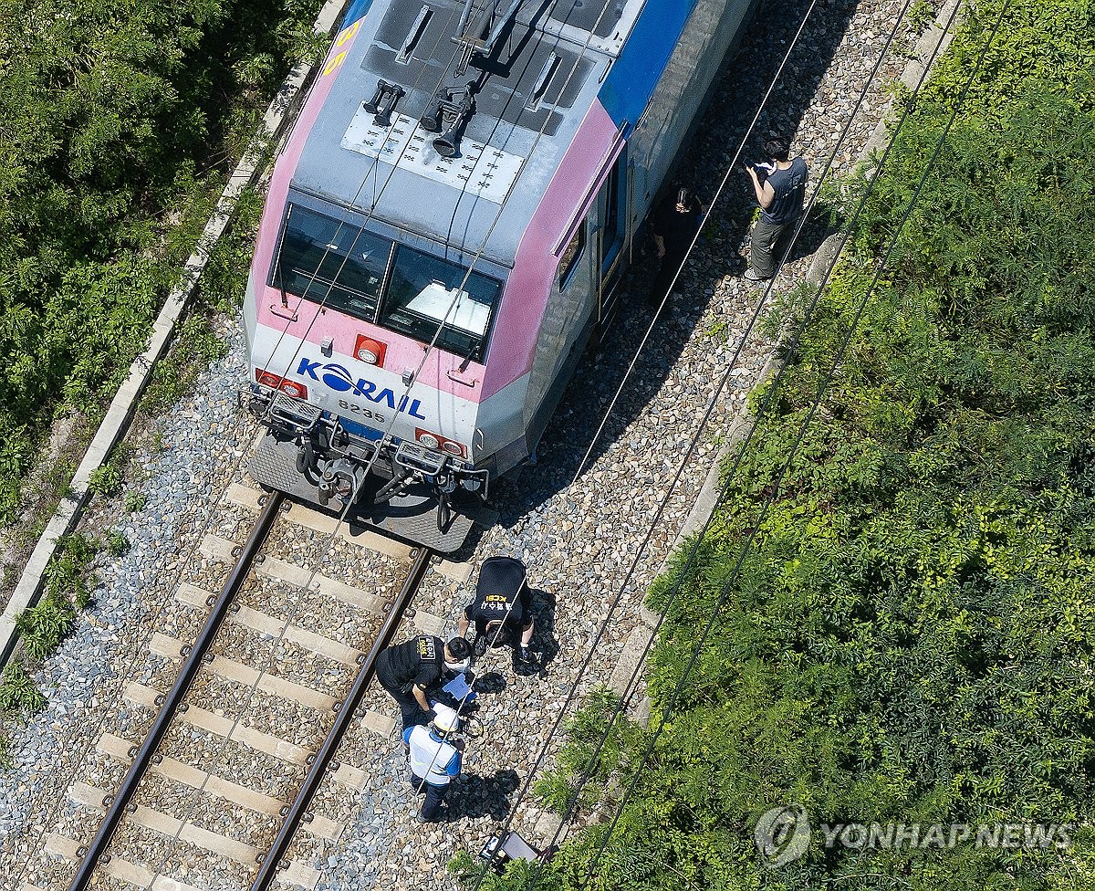 作業員７人が列車にはねられ２人死亡