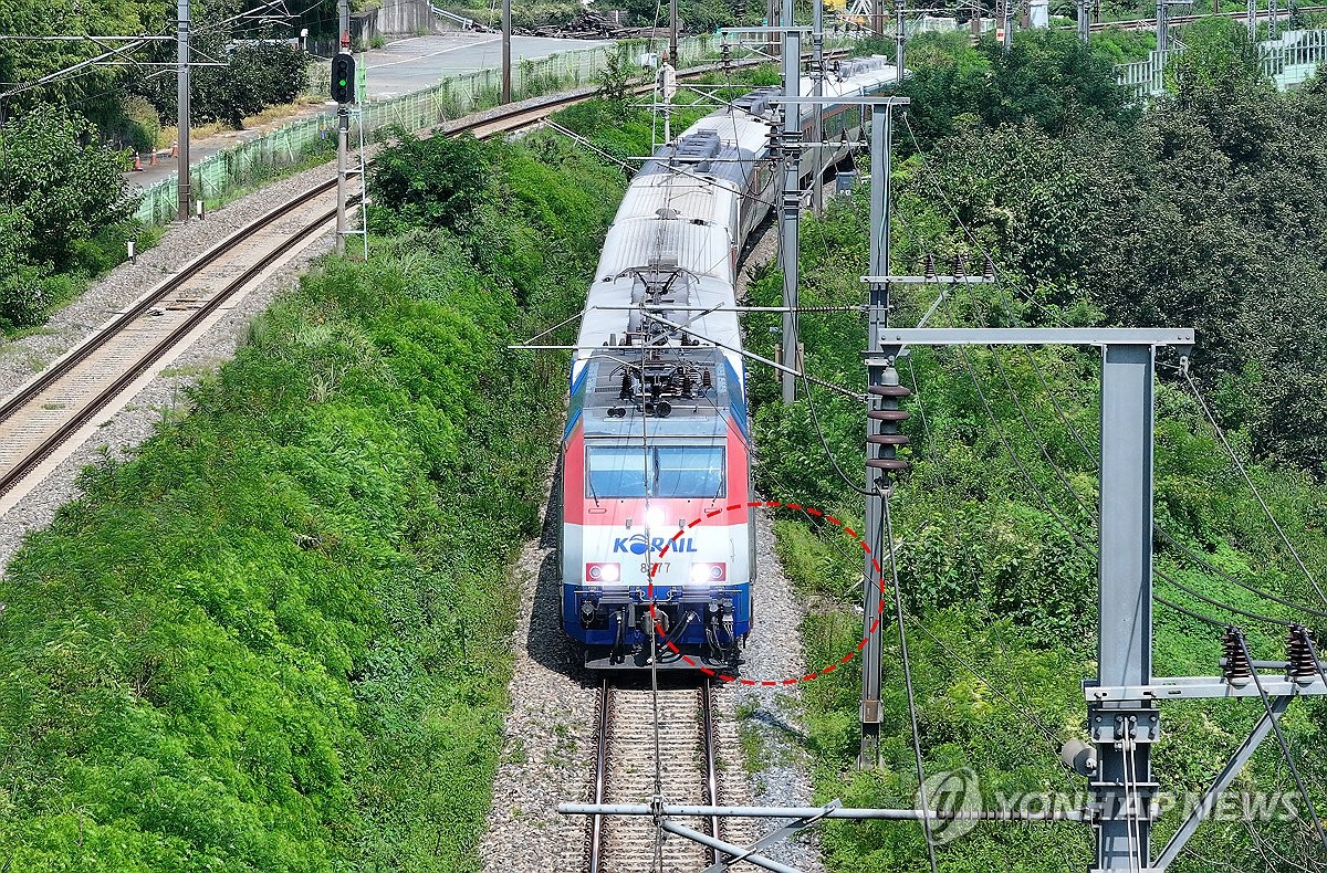 청도 열차사고 사흘째…사고지점 지나는 무궁화호 열차