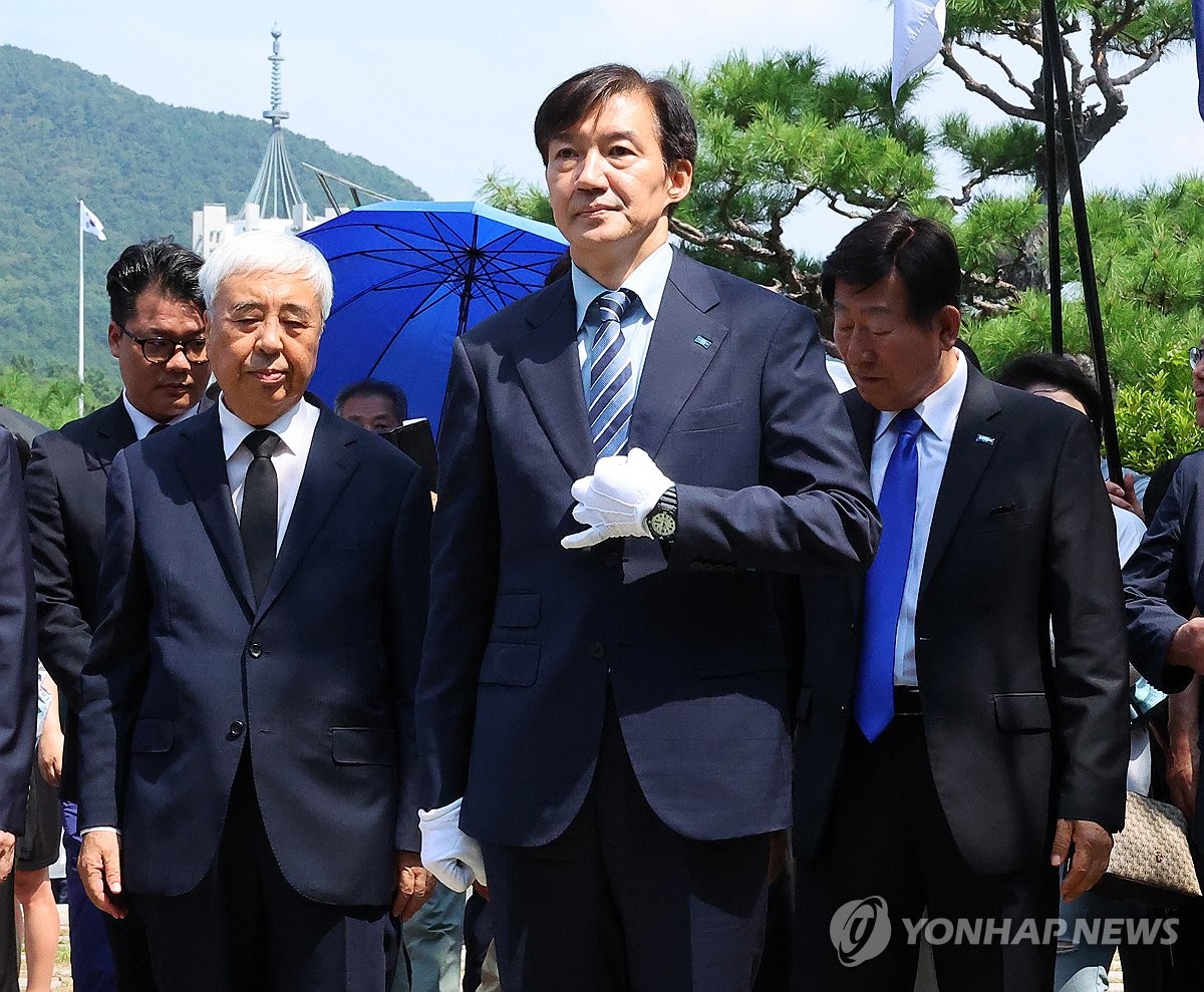 文 "초심 잃지 말고 길 굳건히 열어달라"…조국 "깊게 새길 것"(종합)