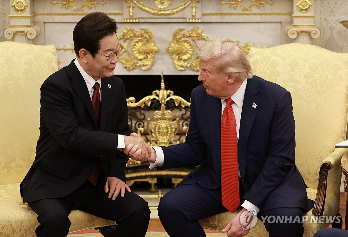 한미 정상 악수