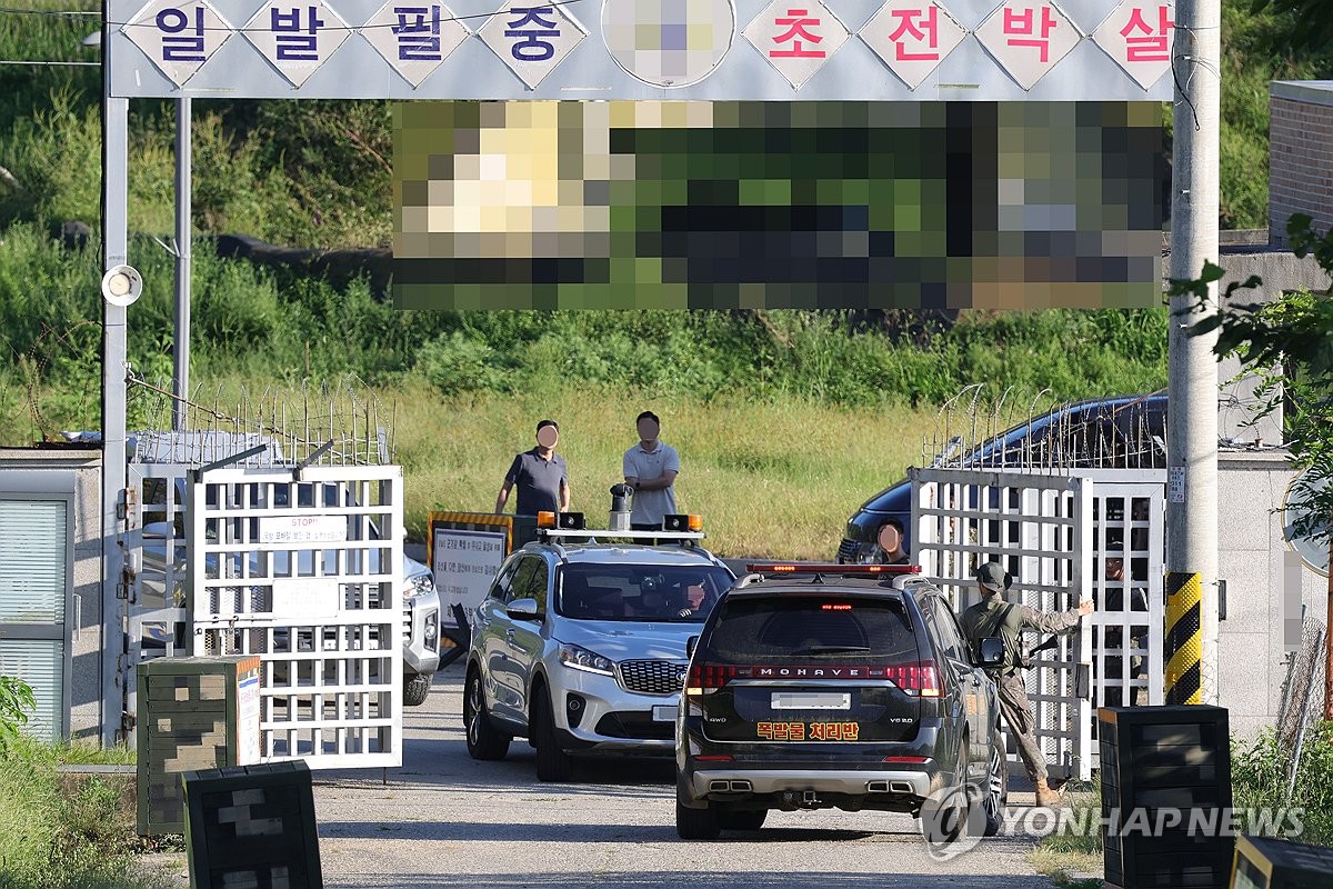 軍のゲートを通る「爆発物処理班」と書かれた車両＝１０日、坡州（聯合ニュース）