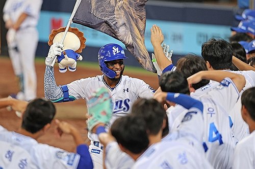 홈런을 치고 기뻐하는 삼성 디아즈