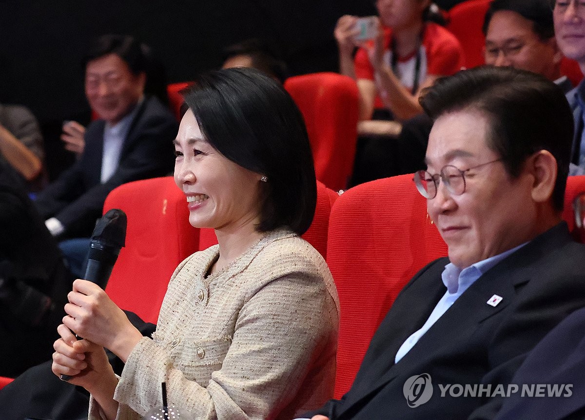 부산국제영화제 무대에 선 李대통령 영화산업 충분히 지원하겠다(종합)