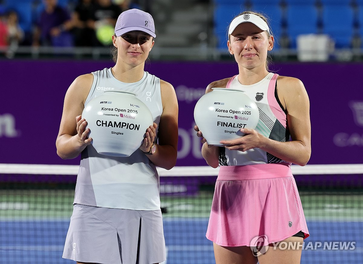 코리아오픈 우승 시비옹테크, 우리말로 "와줘서 고마워요" 인사