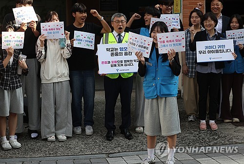 "중국인 친구 상처받을까 걱정"…혐중시위 맞서 피켓 든 학생들